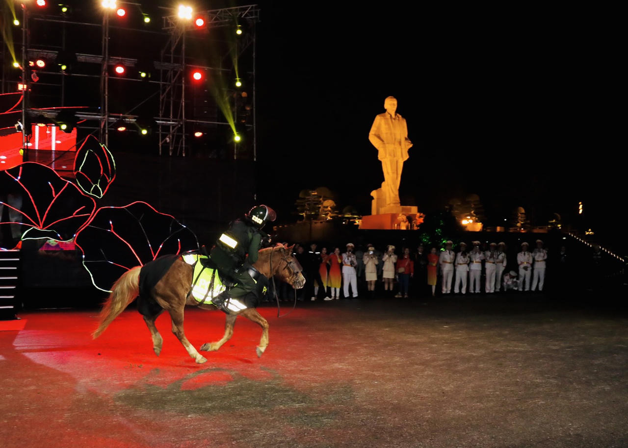 Ngưỡng mộ màn biểu diễn của kị binh trong chương trình nghệ thuật 'Sáng mãi lời dạy của Bác'