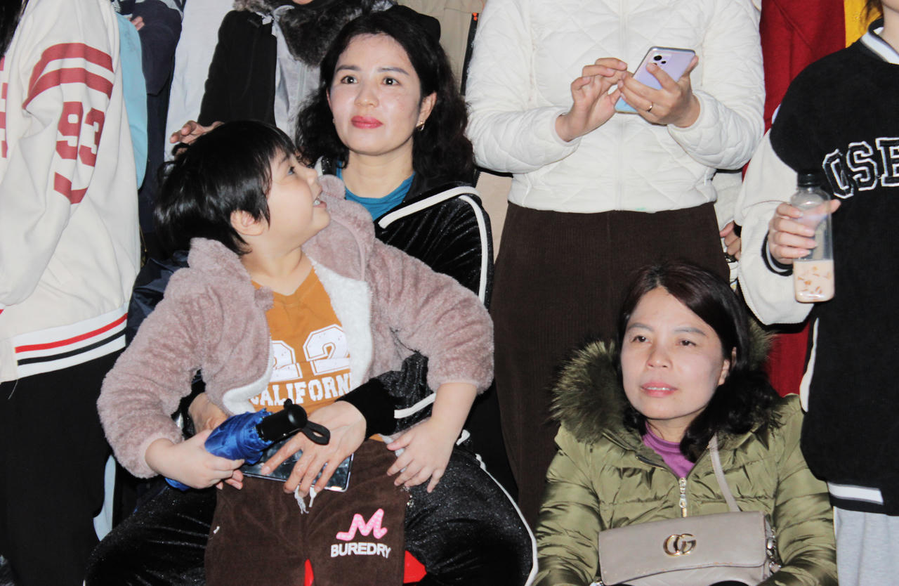 Ngưỡng mộ màn biểu diễn của kị binh trong chương trình nghệ thuật 'Sáng mãi lời dạy của Bác'