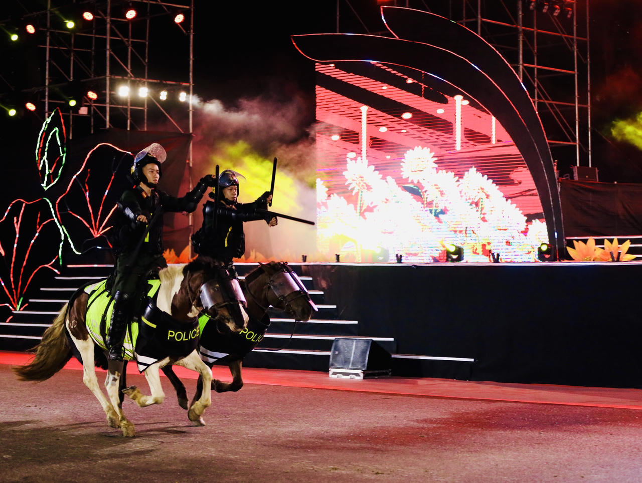 Ngưỡng mộ màn biểu diễn của kị binh trong chương trình nghệ thuật 'Sáng mãi lời dạy của Bác'