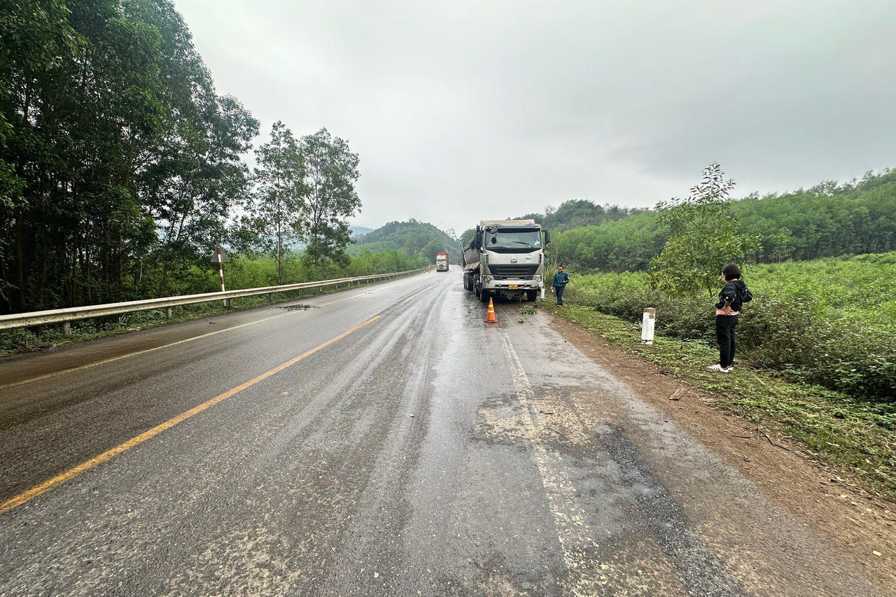 Kịp thời khắc phục sự cố dầu tràn ra đường 