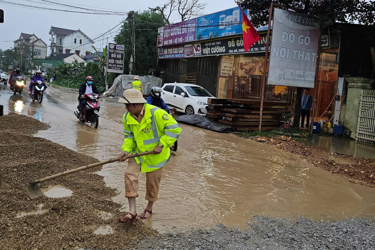 CSGT cào đá 'giải cứu' đường ngập 