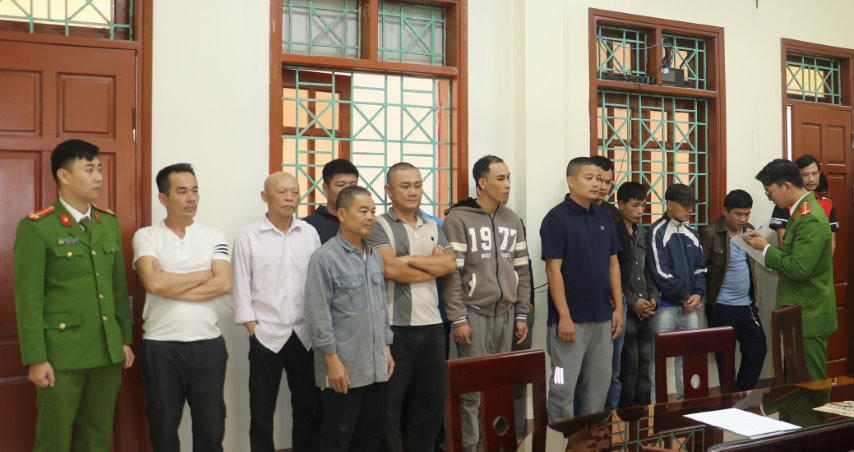 19 "con bạc" sa lưới trong rừng sâu 