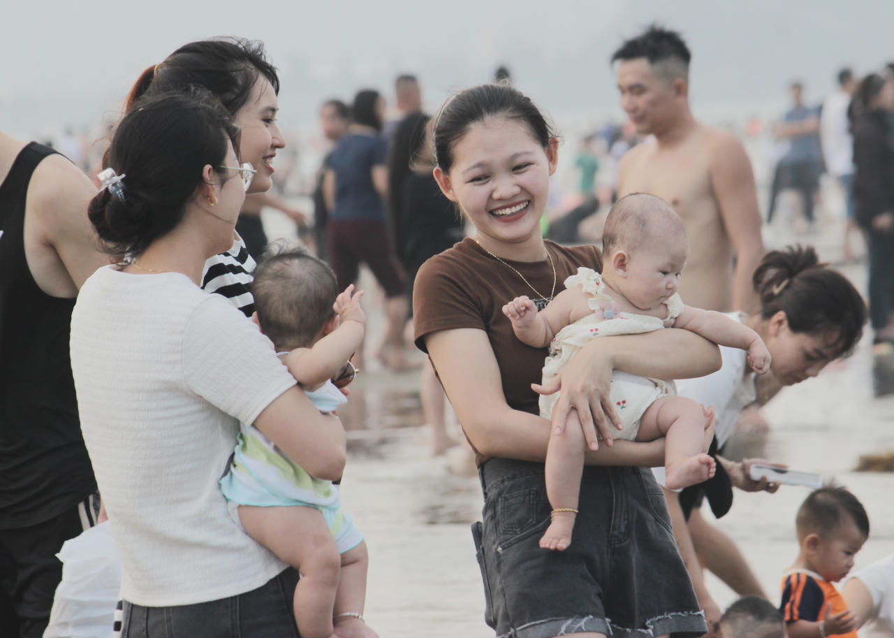 Du khách "đổ" về Cửa Lò ngày nghỉ lễ 10/3