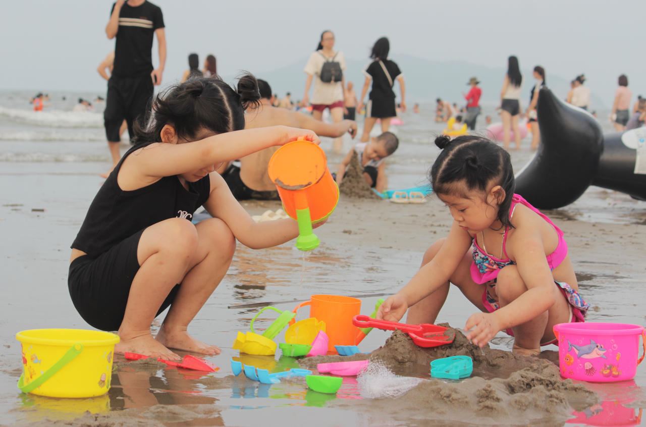 Du khách "đổ" về Cửa Lò ngày nghỉ lễ 10/3