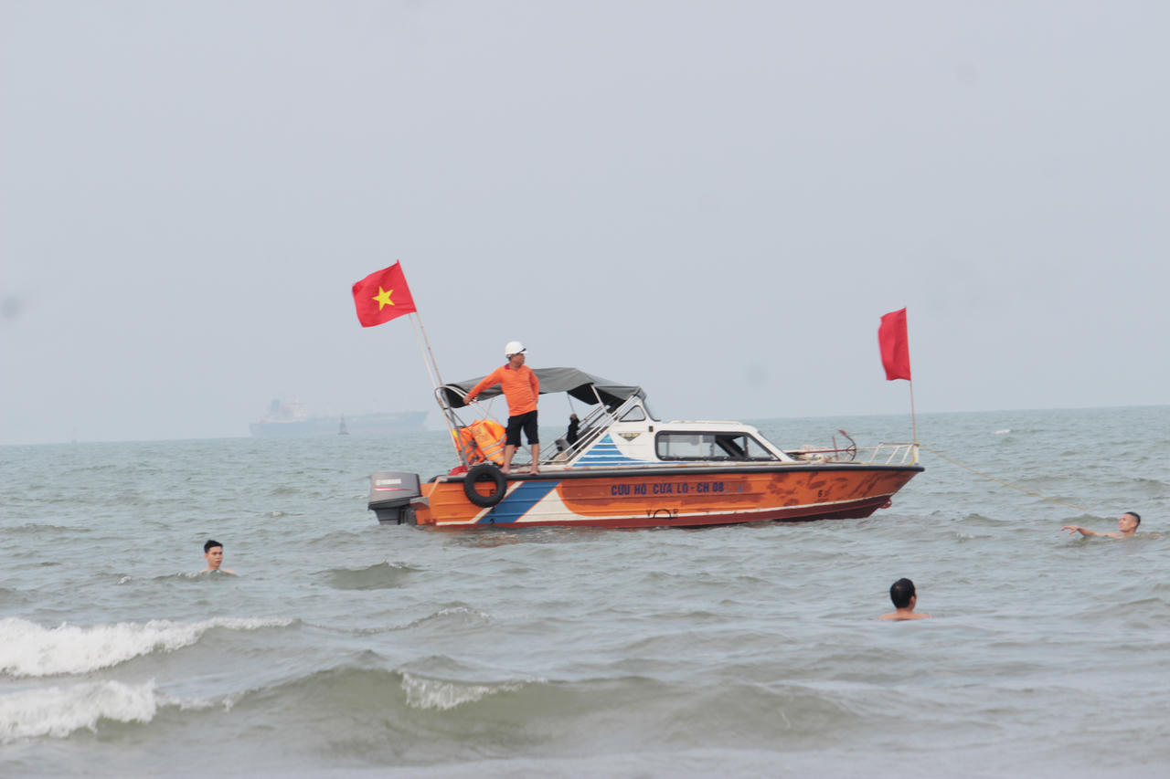 Du khách "đổ" về Cửa Lò ngày nghỉ lễ 10/3