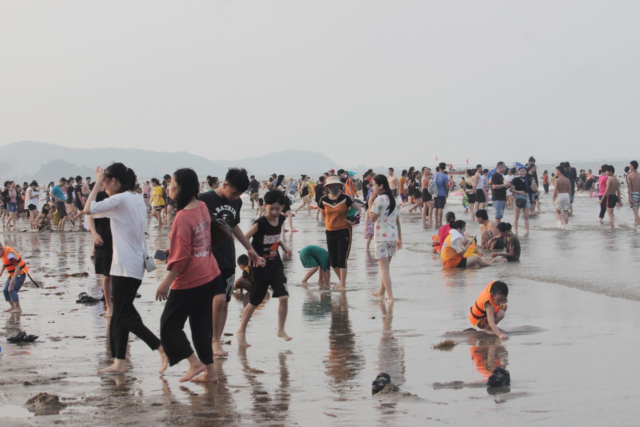 Du khách "đổ" về Cửa Lò ngày nghỉ lễ 10/3