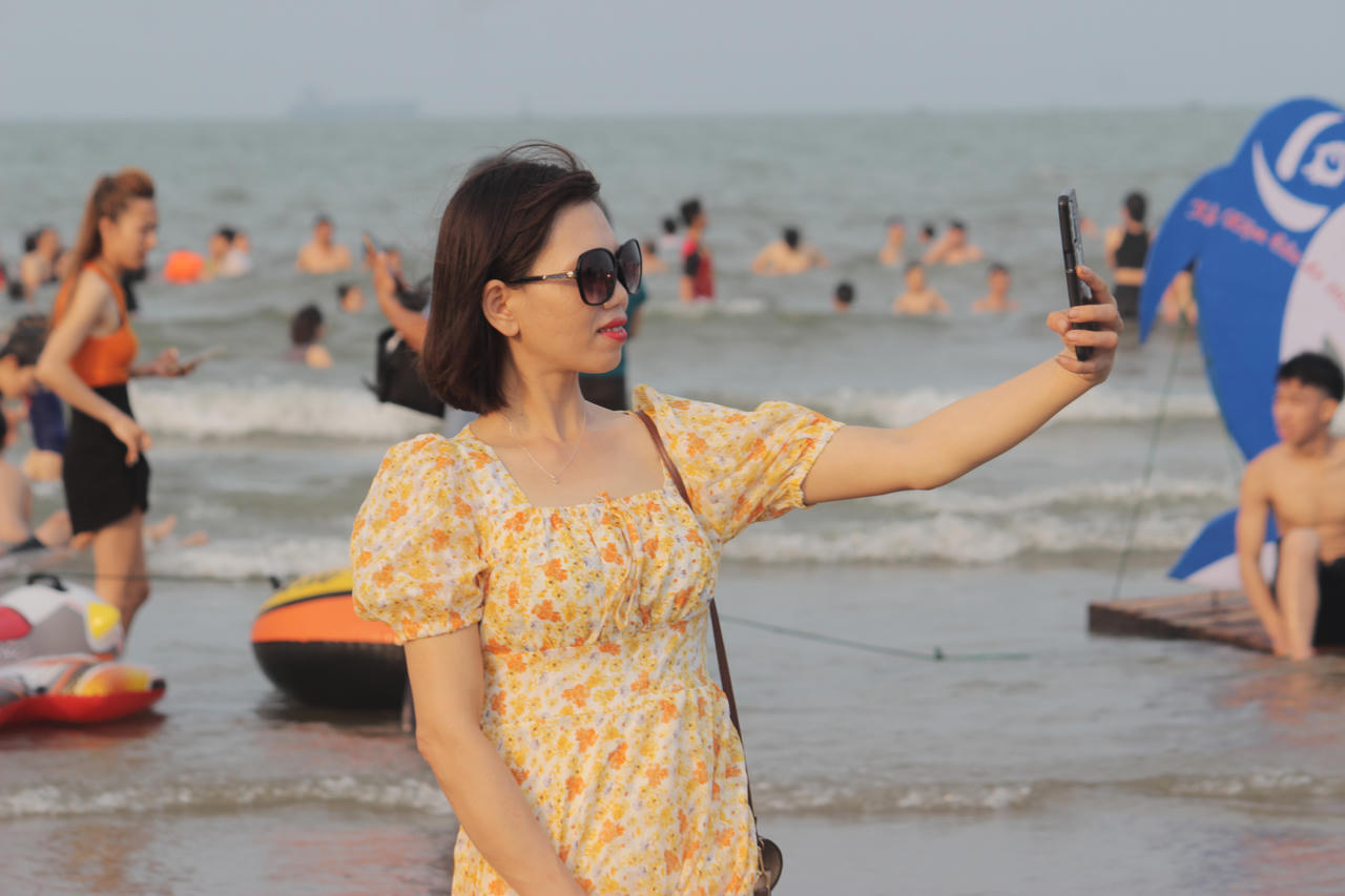 Du khách "đổ" về Cửa Lò ngày nghỉ lễ 10/3