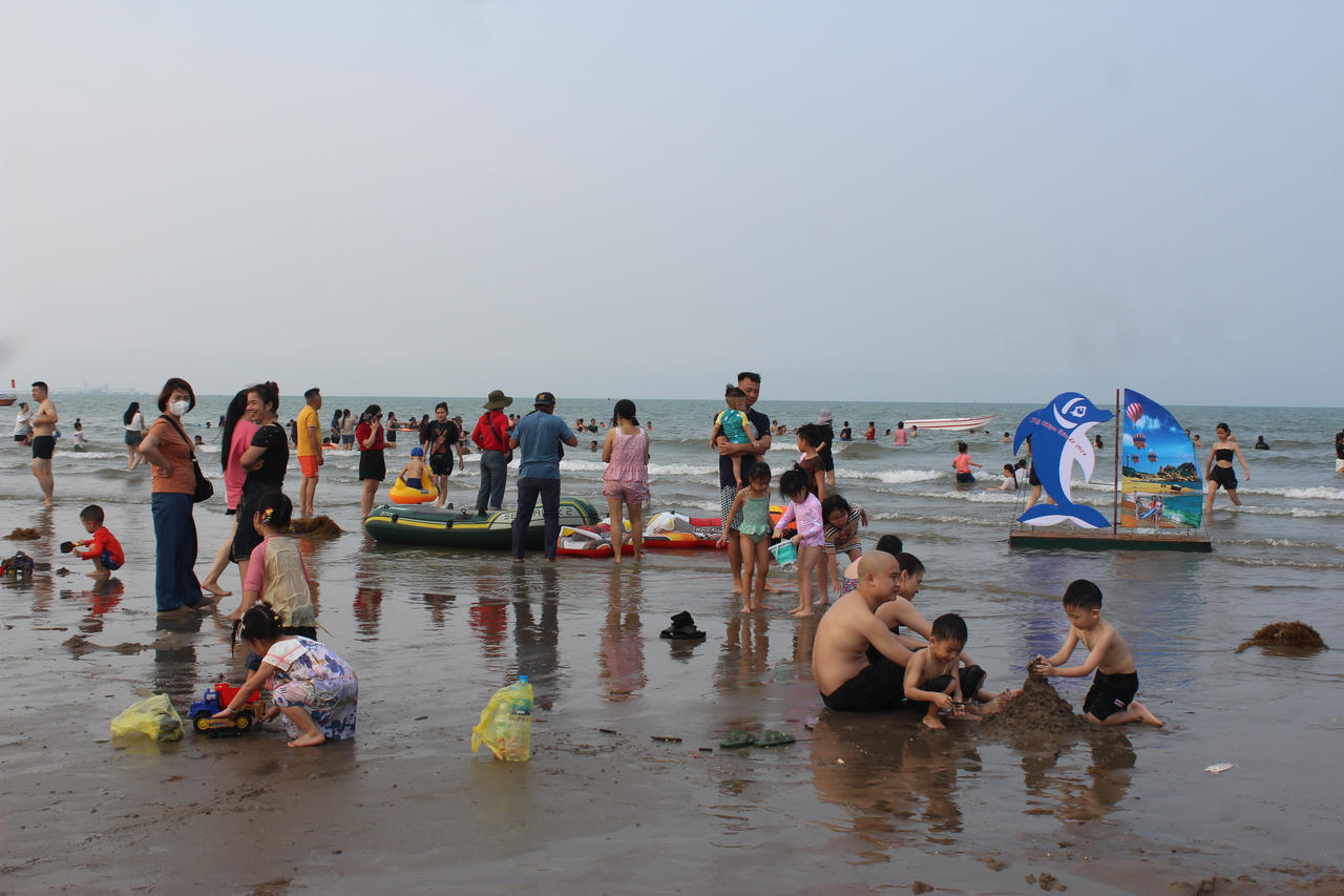 Du khách "đổ" về Cửa Lò ngày nghỉ lễ 10/3