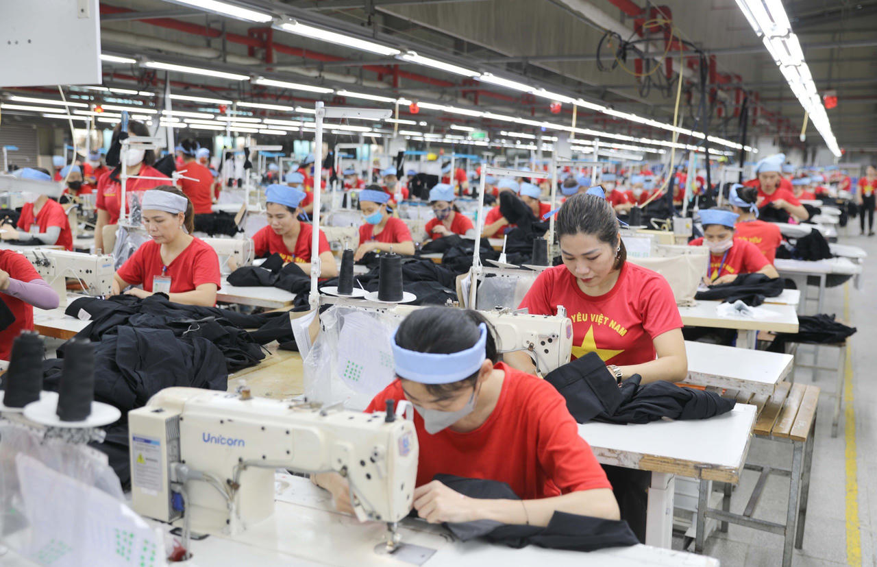 Xúc động cảnh hàng ngàn công nhân đứng chào cờ và hát Quốc ca vào sáng thứ 2