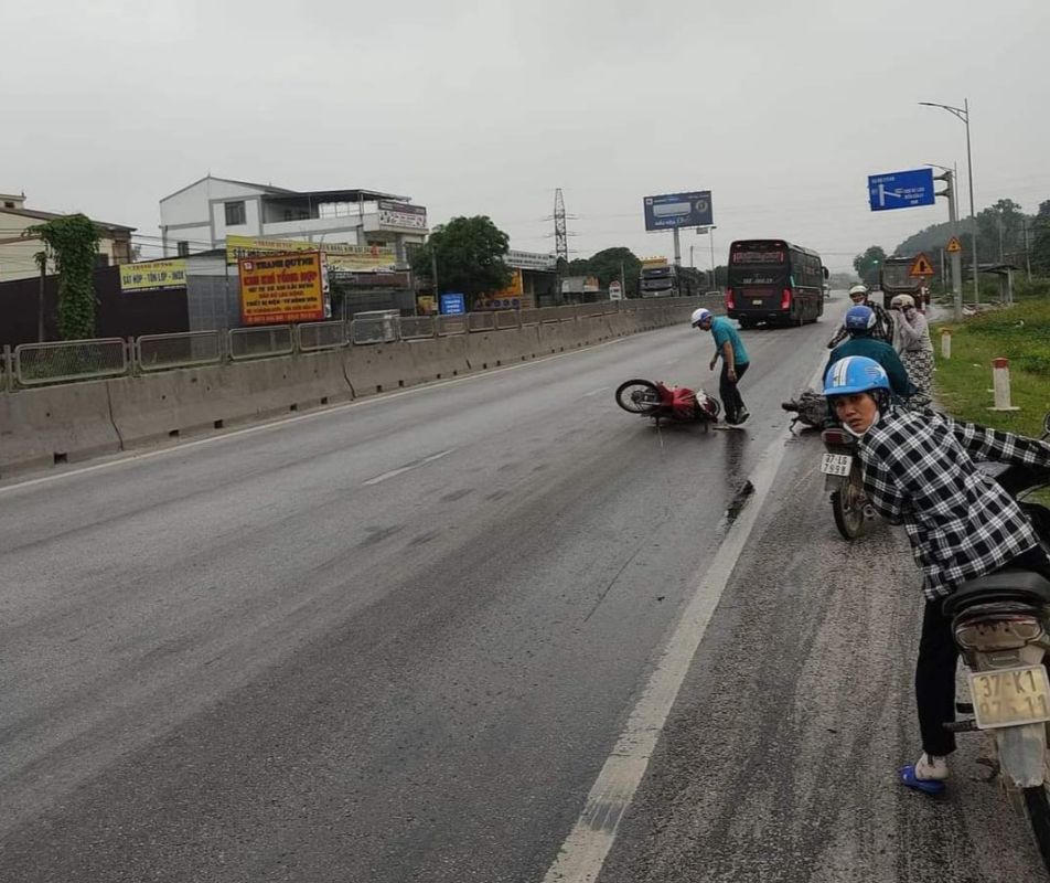 Kịp thời xử lý vết dầu loang trên Quốc lộ làm nhiều người trượt ngã