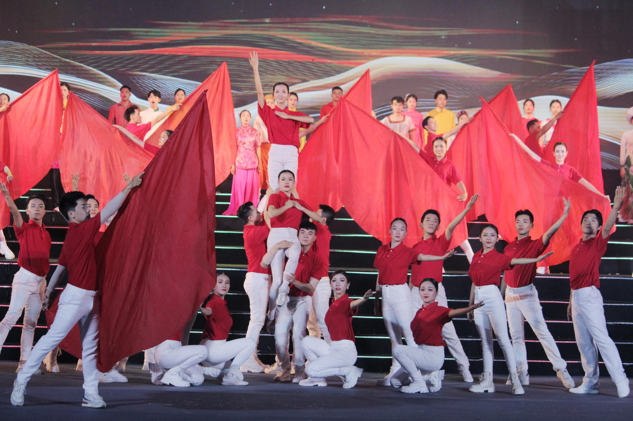 Đặc sắc chương trình nghệ thuật 'Từ Làng Sen đến Thành phố Hồ Chí Minh'