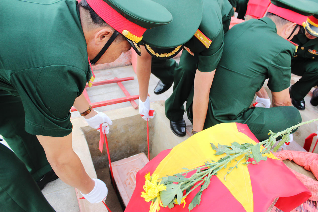 Trọng thể an táng 87 hài cốt liệt sĩ quân tình nguyện và chuyên gia Việt Nam hi sinh tại Lào