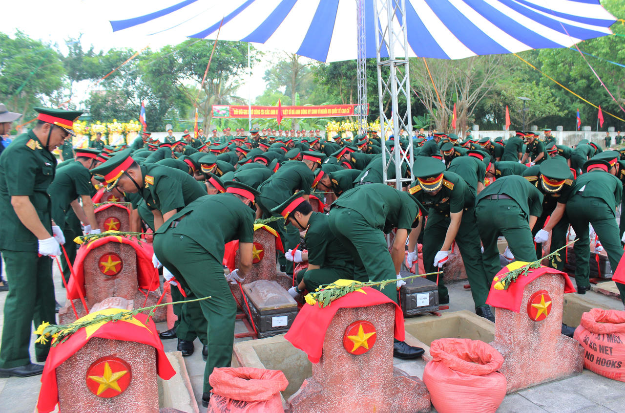 Trọng thể an táng 87 hài cốt liệt sĩ quân tình nguyện và chuyên gia Việt Nam hi sinh tại Lào