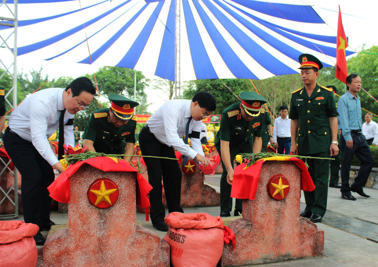 Trọng thể an táng 87 hài cốt liệt sĩ quân tình nguyện và chuyên gia Việt Nam hi sinh tại Lào