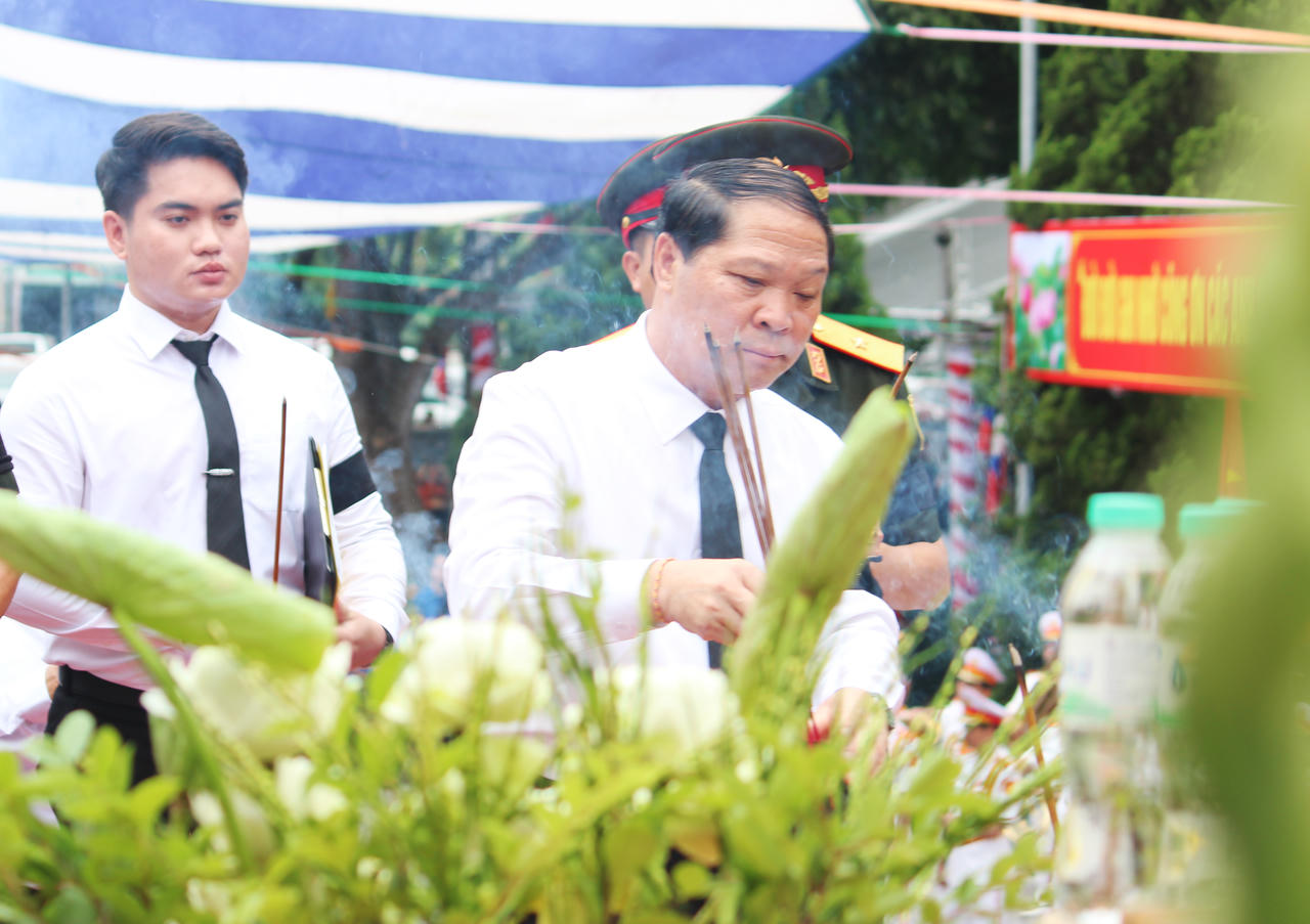 Trọng thể an táng 87 hài cốt liệt sĩ quân tình nguyện và chuyên gia Việt Nam hi sinh tại Lào