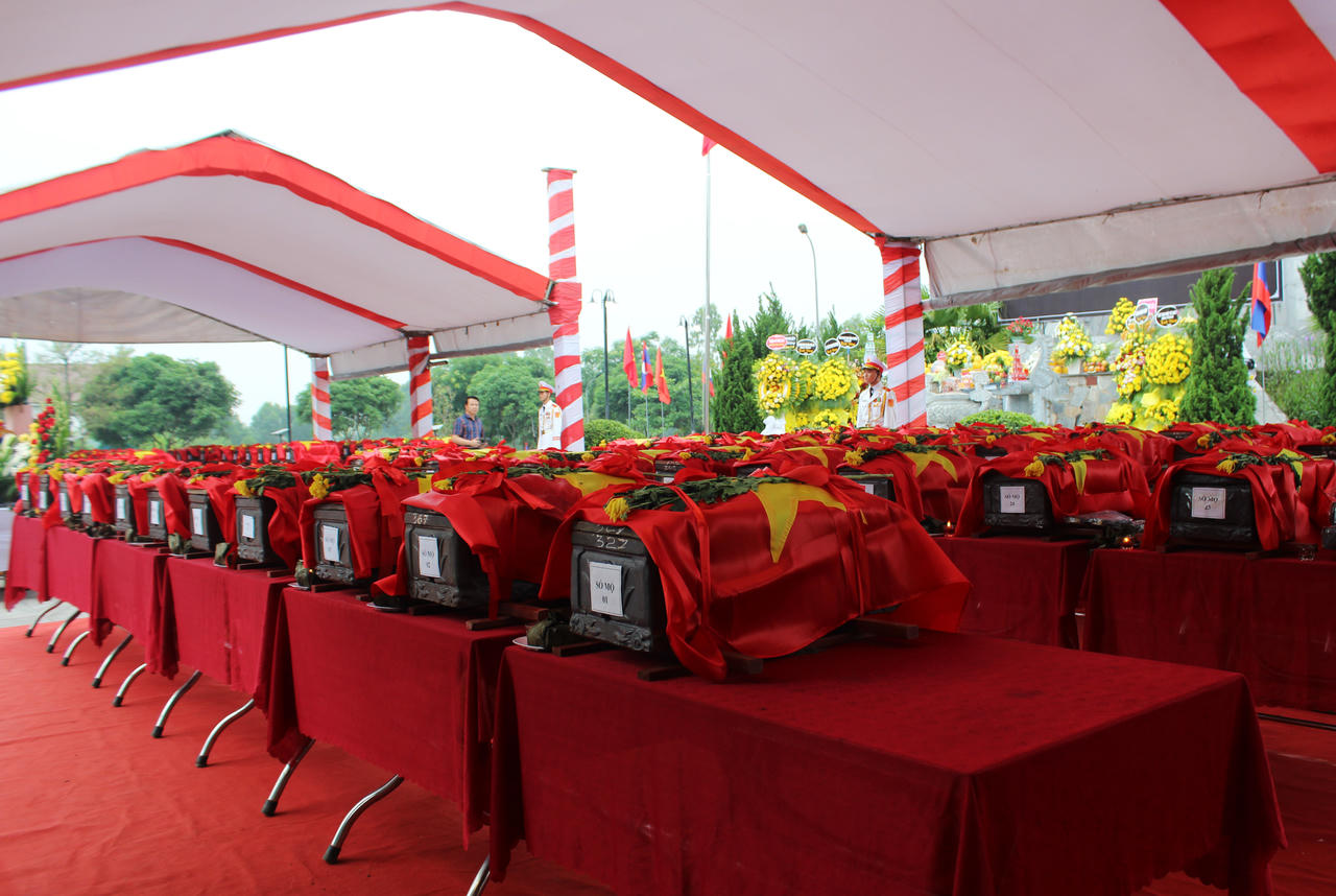Trọng thể an táng 87 hài cốt liệt sĩ quân tình nguyện và chuyên gia Việt Nam hi sinh tại Lào