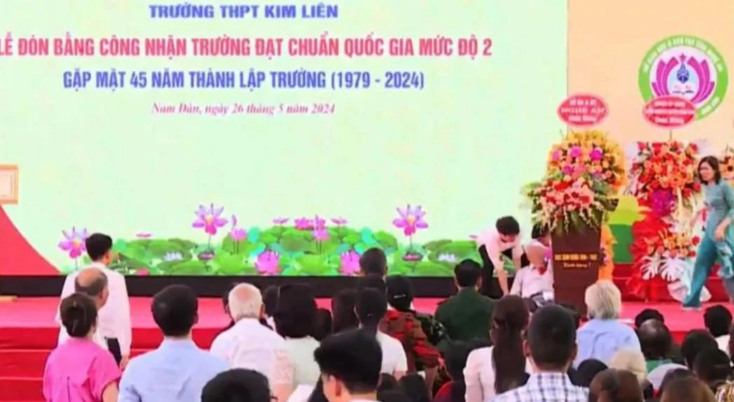 Nguyên hiệu trưởng đột quỵ khi đang phát biểu 