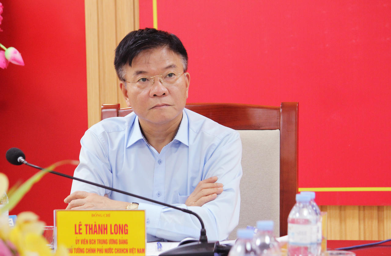 Phó Thủ tướng Lê Thành Long kiểm tra công tác chuẩn bị kỳ thi tốt nghiệp THPT tại Nghệ An