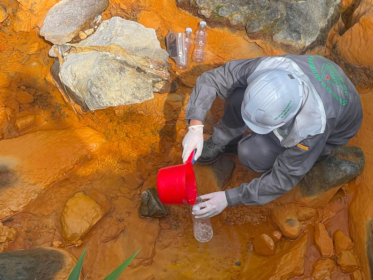 Xác định nguyên nhân khiến cá chết ở "thủ phủ khoáng sản" Nghệ An