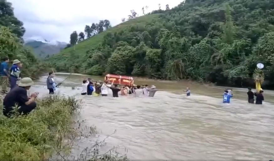 Xót xa cảnh người dân khiêng quan tài qua suối đi an táng