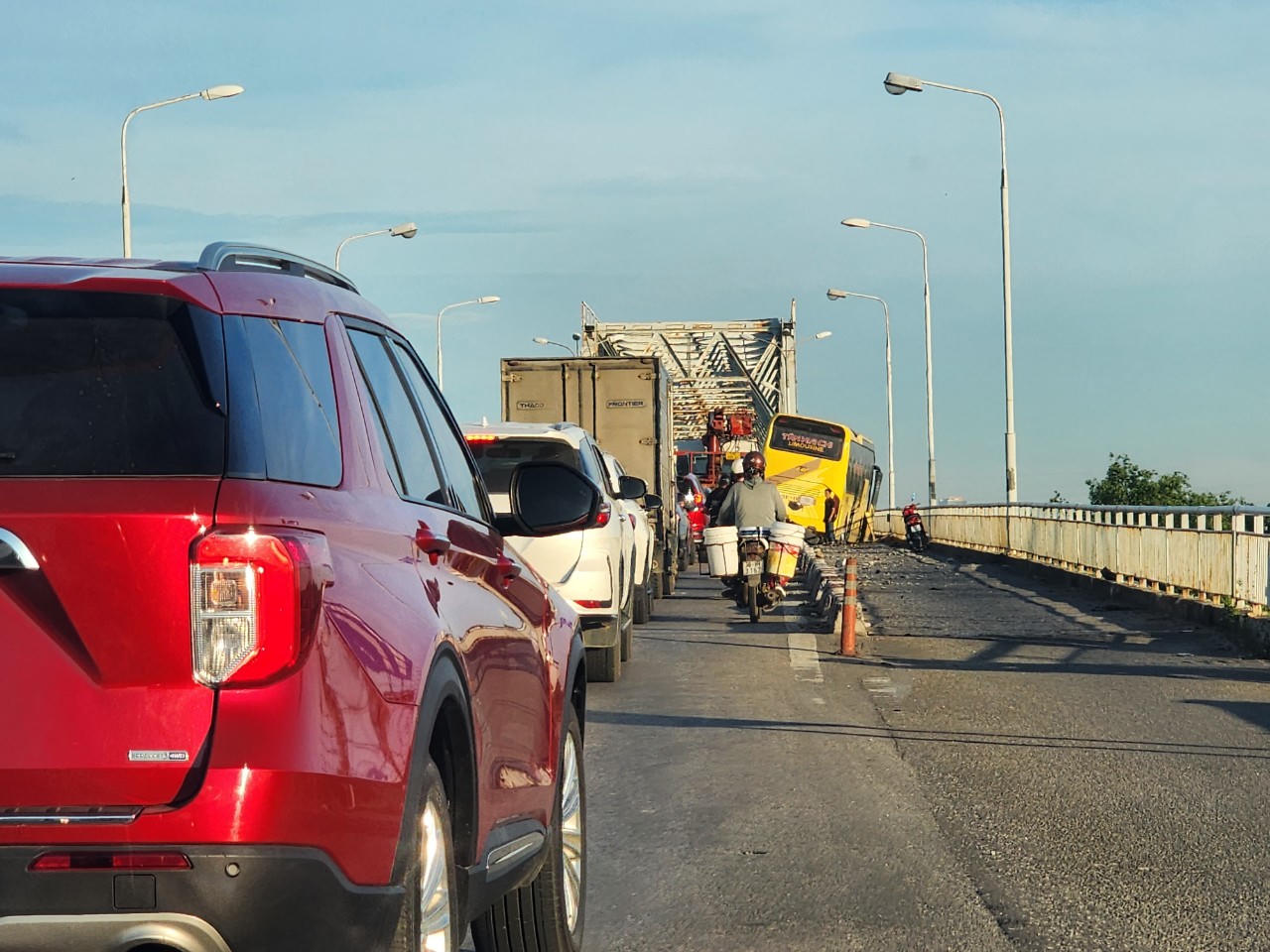 Xe khách lao lên dải phân cách gây tắc nghẽn giao thông cầu Bến Thủy 1 