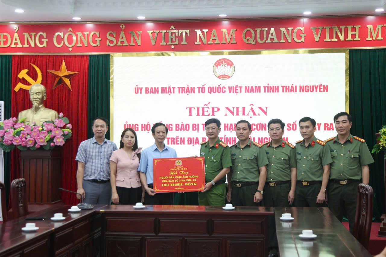 Lực lượng Công an Nghệ An trao hơn 4 tỷ đồng đến đồng bào vùng lũ các tỉnh phía Bắc