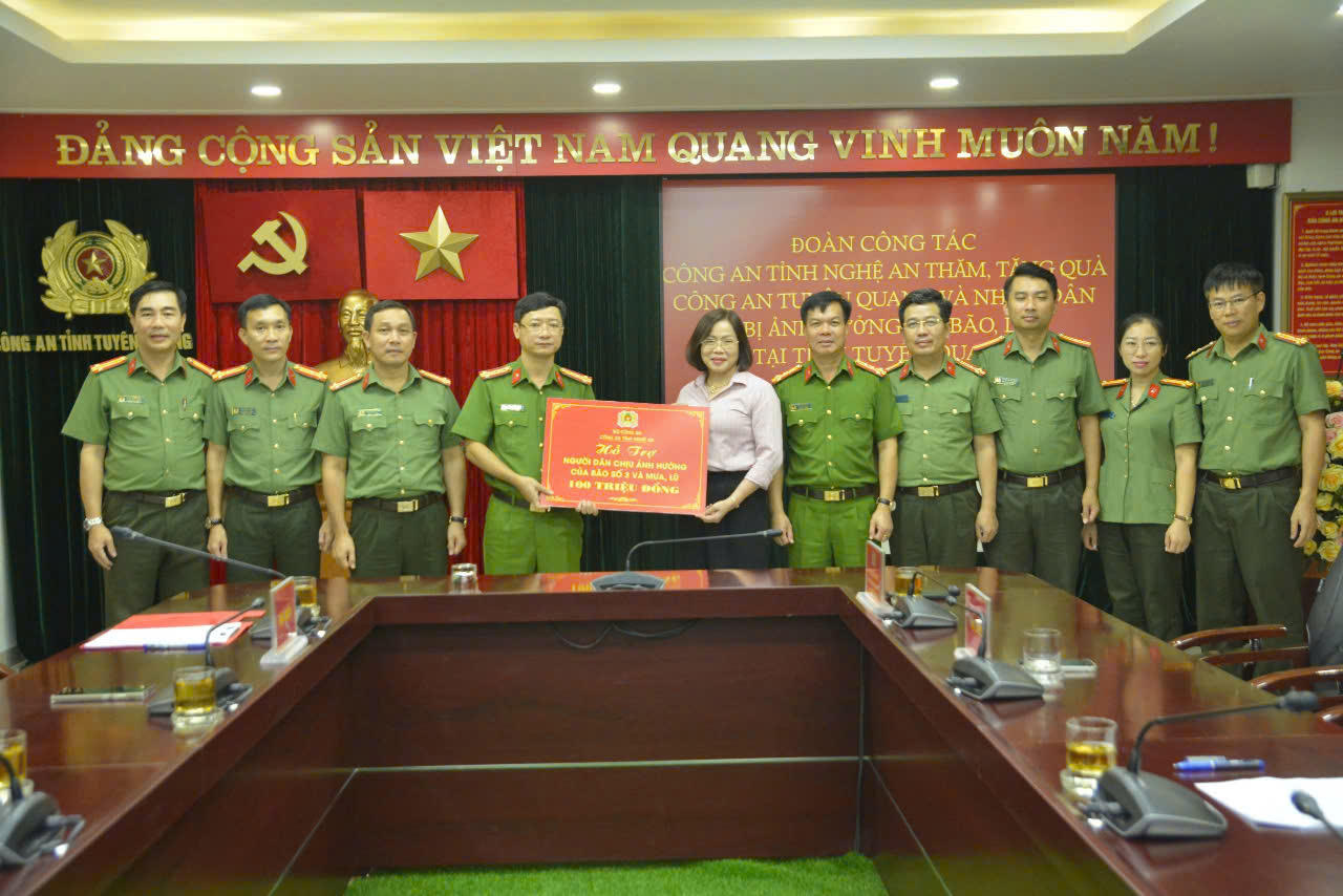 Lực lượng Công an Nghệ An trao hơn 4 tỷ đồng đến đồng bào vùng lũ các tỉnh phía Bắc