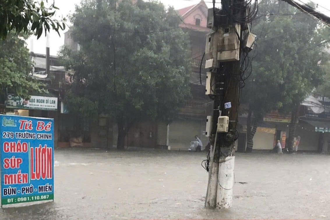 Nghệ An: Mưa lớn kéo dài, nhiều tuyến đường ngập sâu 