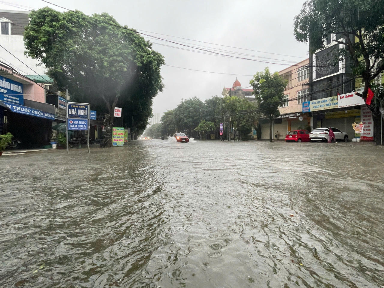 Nghệ An: Mưa lớn kéo dài, nhiều tuyến đường ngập sâu 