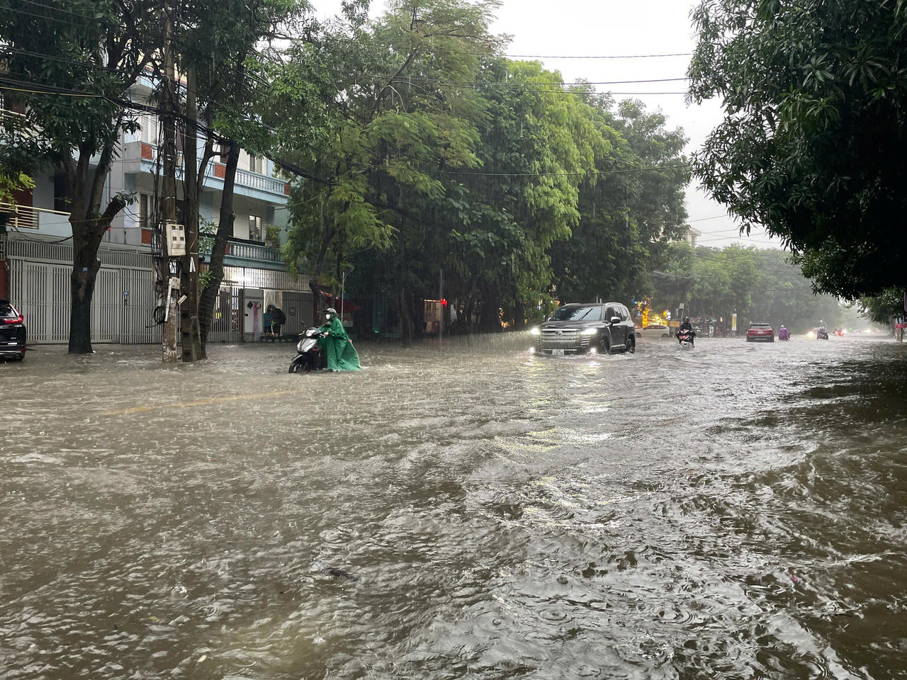 Nghệ An: Mưa lớn kéo dài, nhiều tuyến đường ngập sâu 