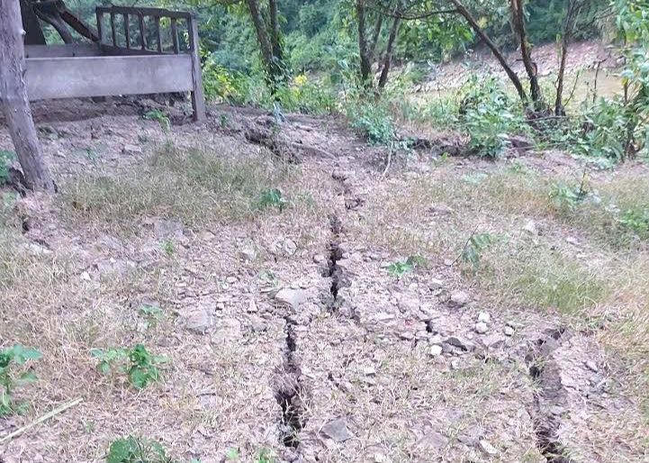 Di dời người dân khỏi khu vực xuất hiện vết nứt lớn 