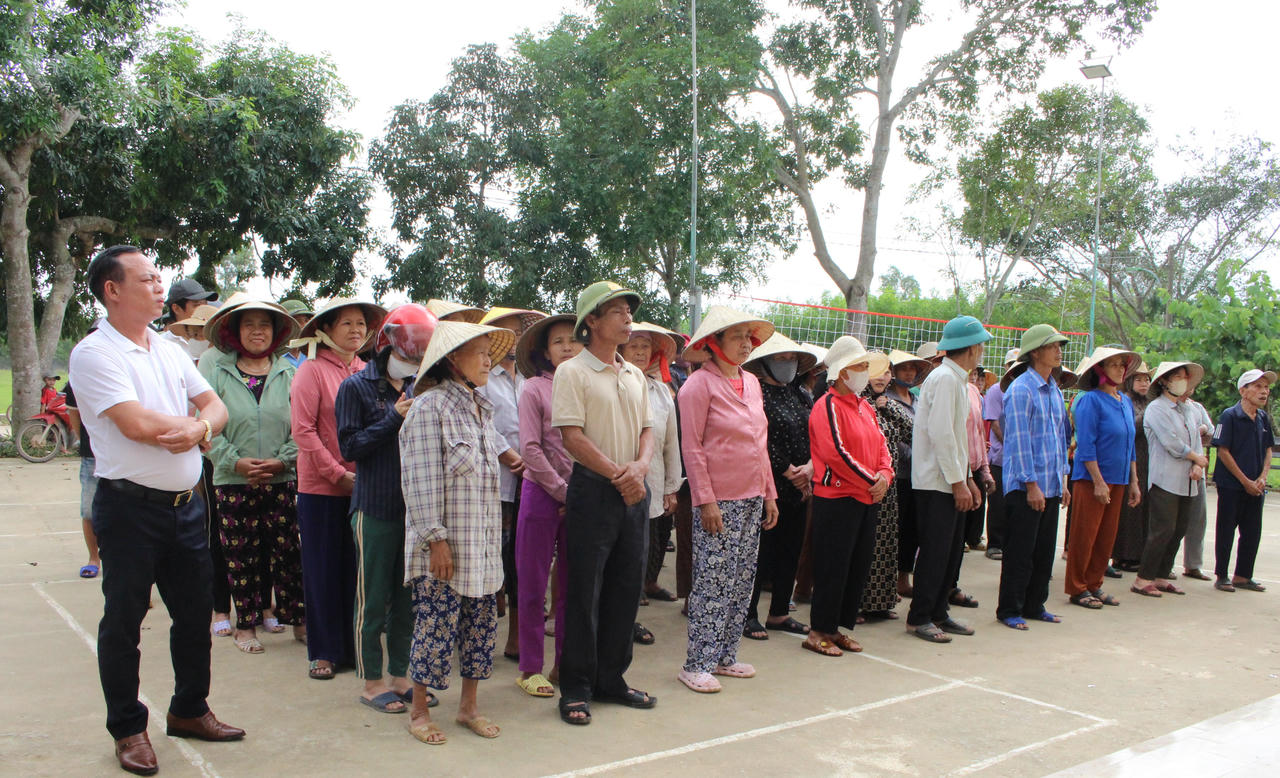 Báo Pháp luật Việt Nam trao hơn 300 suất quà cho người dân vùng lũ Quảng Bình