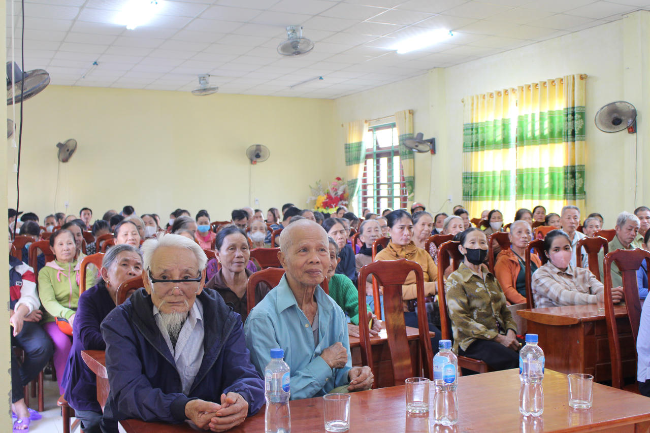 Báo Pháp luật Việt Nam trao hơn 300 suất quà cho người dân vùng lũ Quảng Bình