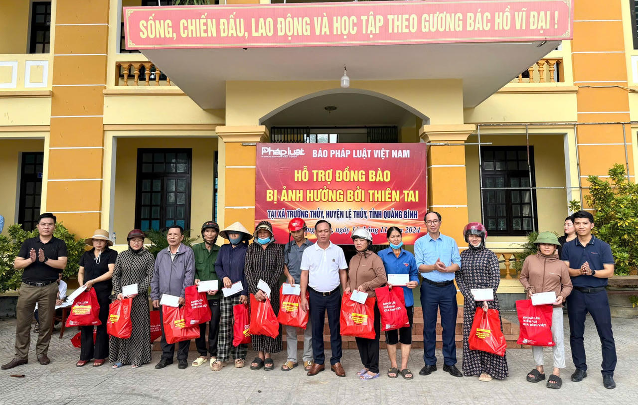 Báo Pháp luật Việt Nam trao hơn 300 suất quà cho người dân vùng lũ Quảng Bình