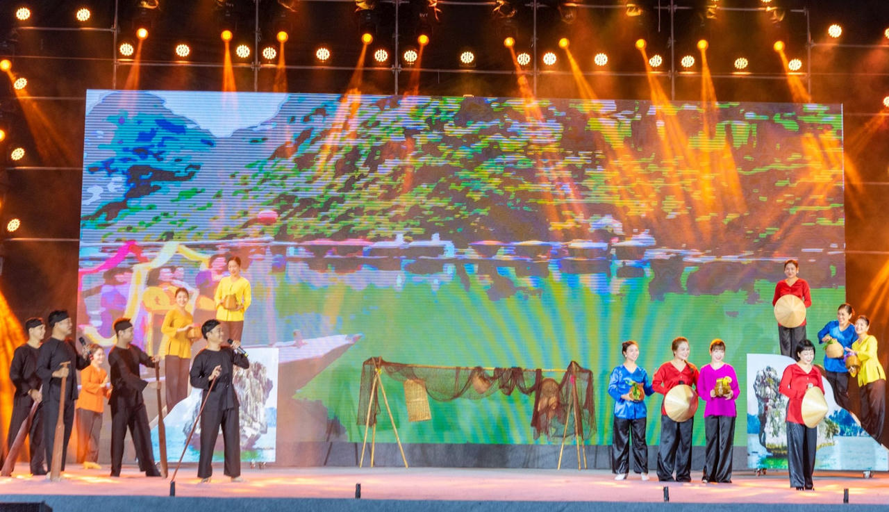 Liên hoan nghệ thuật dân gian truyền thống “Việt Nam - những sắc màu Di sản”