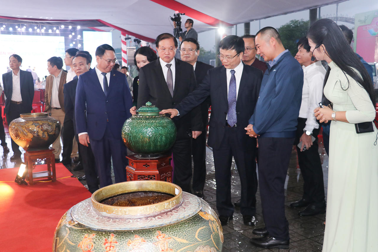 Triển lãm “Sắc màu di sản văn hóa, thiên nhiên và sản phẩm thủ công truyền thống Việt Nam”