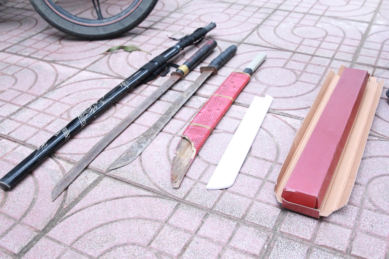 Đi giải quyết mâu thuẫn, nhóm 'thanh niên choai' chém luôn người đi đường 