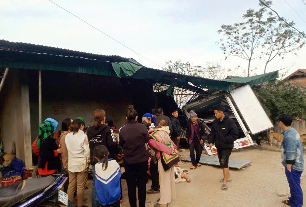 Tập trung điều tra nguyên nhân vụ tai nạn giao thông nghiêm trọng khiến 6 người tử vong
