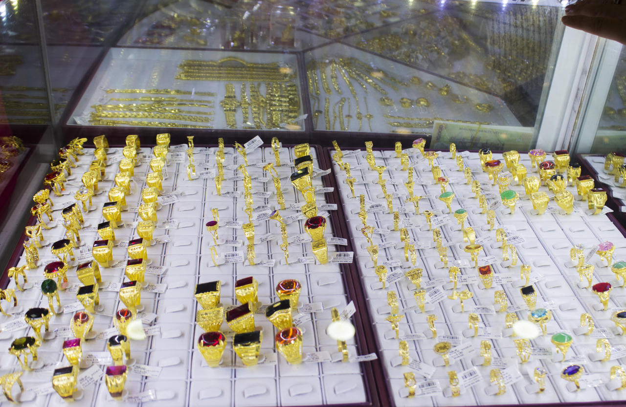 Giá vàng tăng, khách mua vàng ngày vía Thần Tài ở Nghệ An giảm