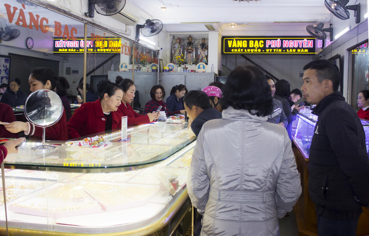 Giá vàng tăng, khách mua vàng ngày vía Thần Tài ở Nghệ An giảm