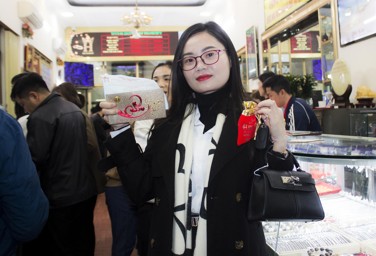 Giá vàng tăng, khách mua vàng ngày vía Thần Tài ở Nghệ An giảm