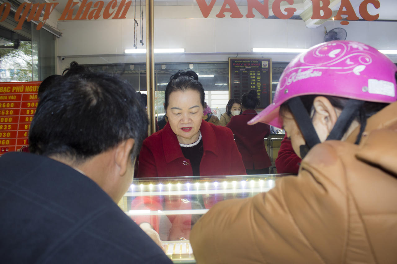 Giá vàng tăng, khách mua vàng ngày vía Thần Tài ở Nghệ An giảm