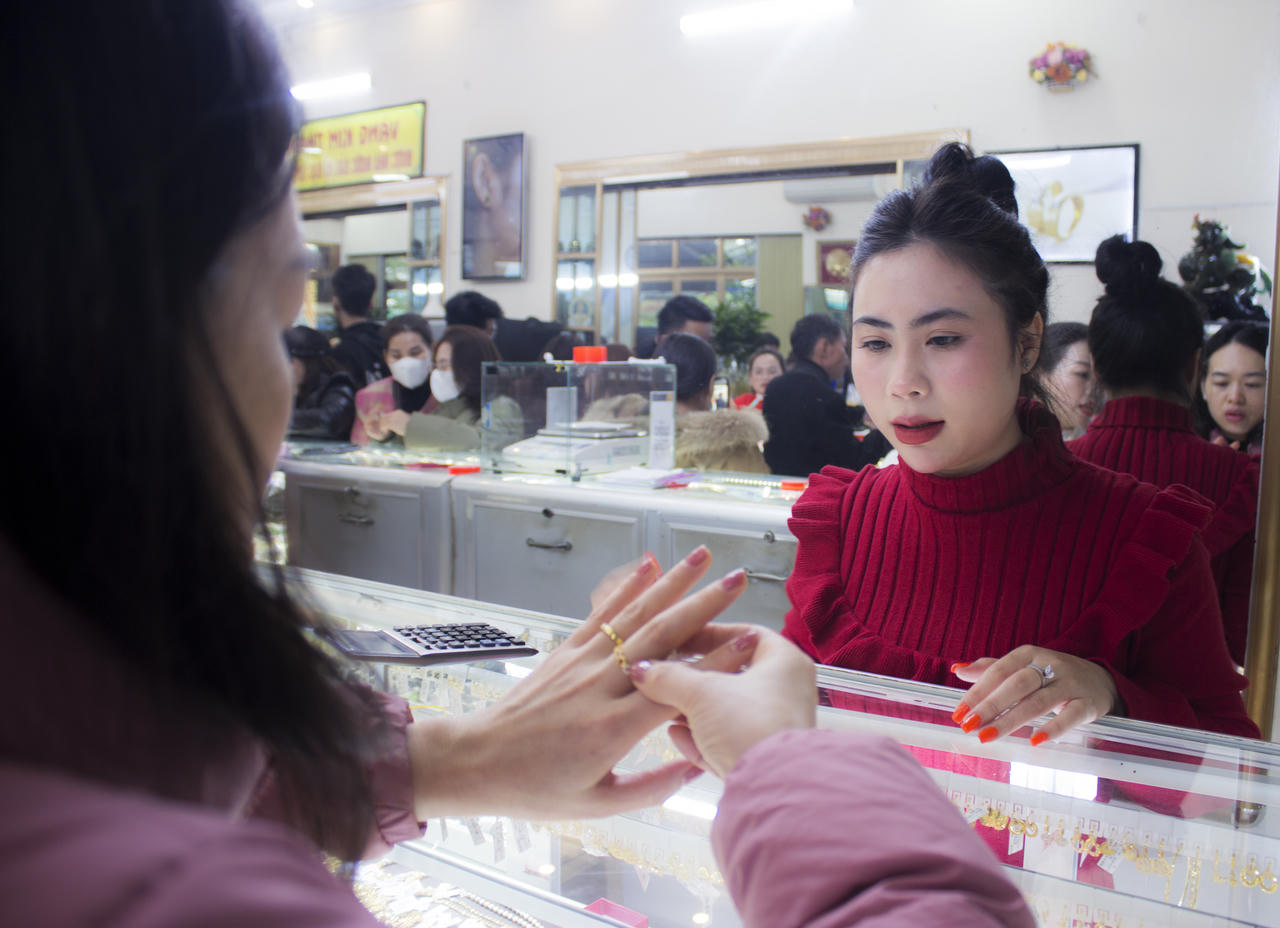 Giá vàng tăng, khách mua vàng ngày vía Thần Tài ở Nghệ An giảm