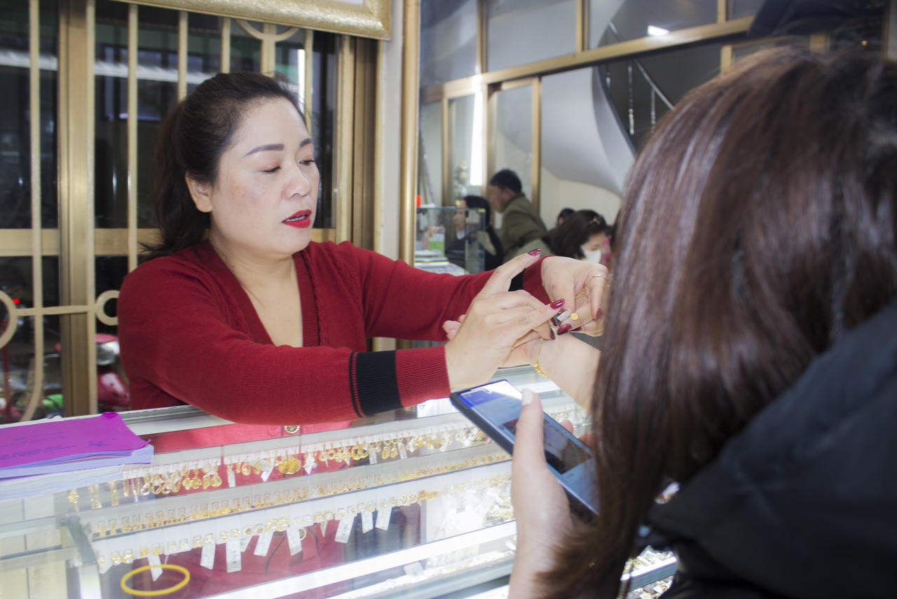 Giá vàng tăng, khách mua vàng ngày vía Thần Tài ở Nghệ An giảm