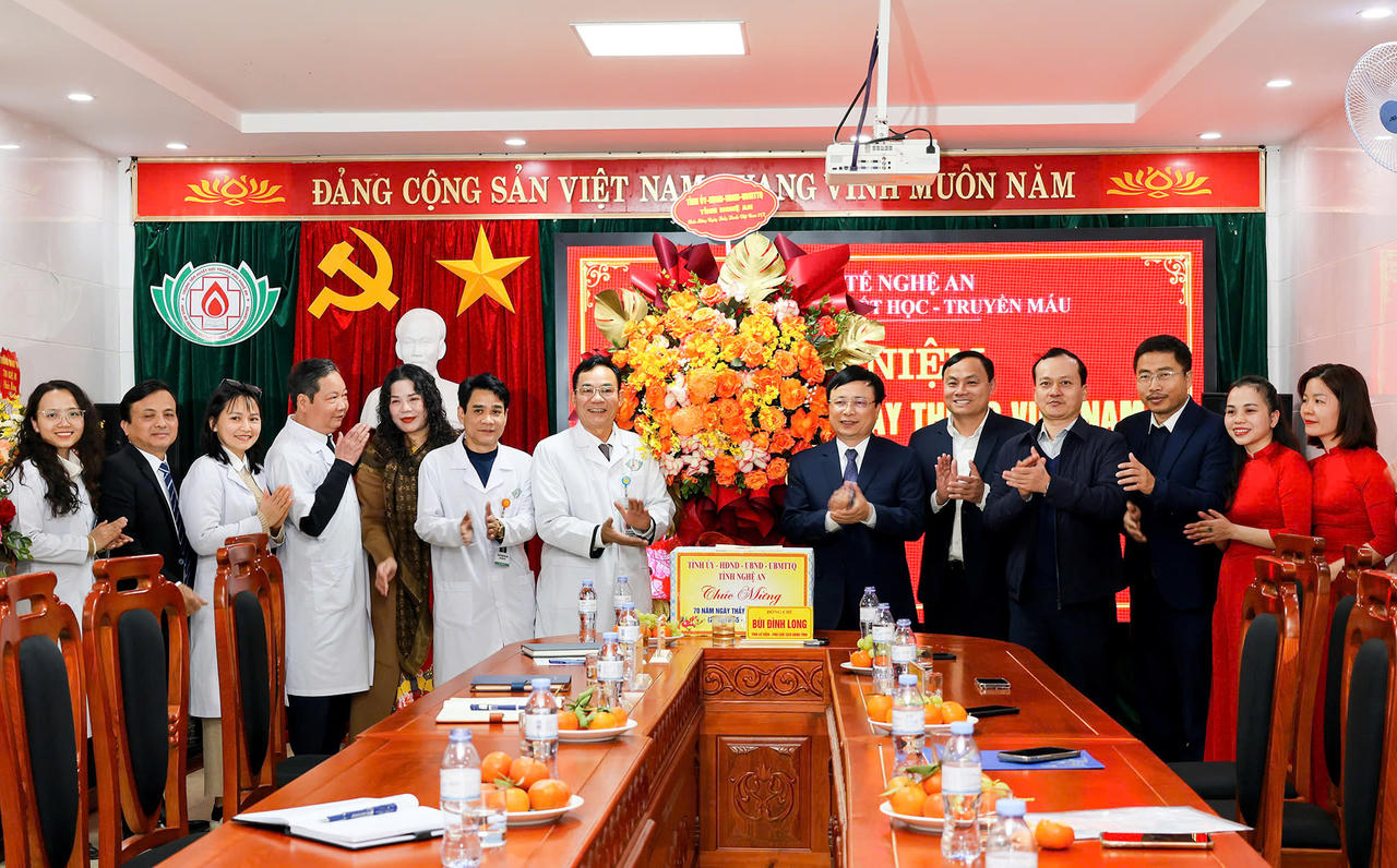 Cả nước tri ân đội ngũ y bác sĩ nhân kỷ niệm 70 năm Ngày Thầy thuốc Việt Nam