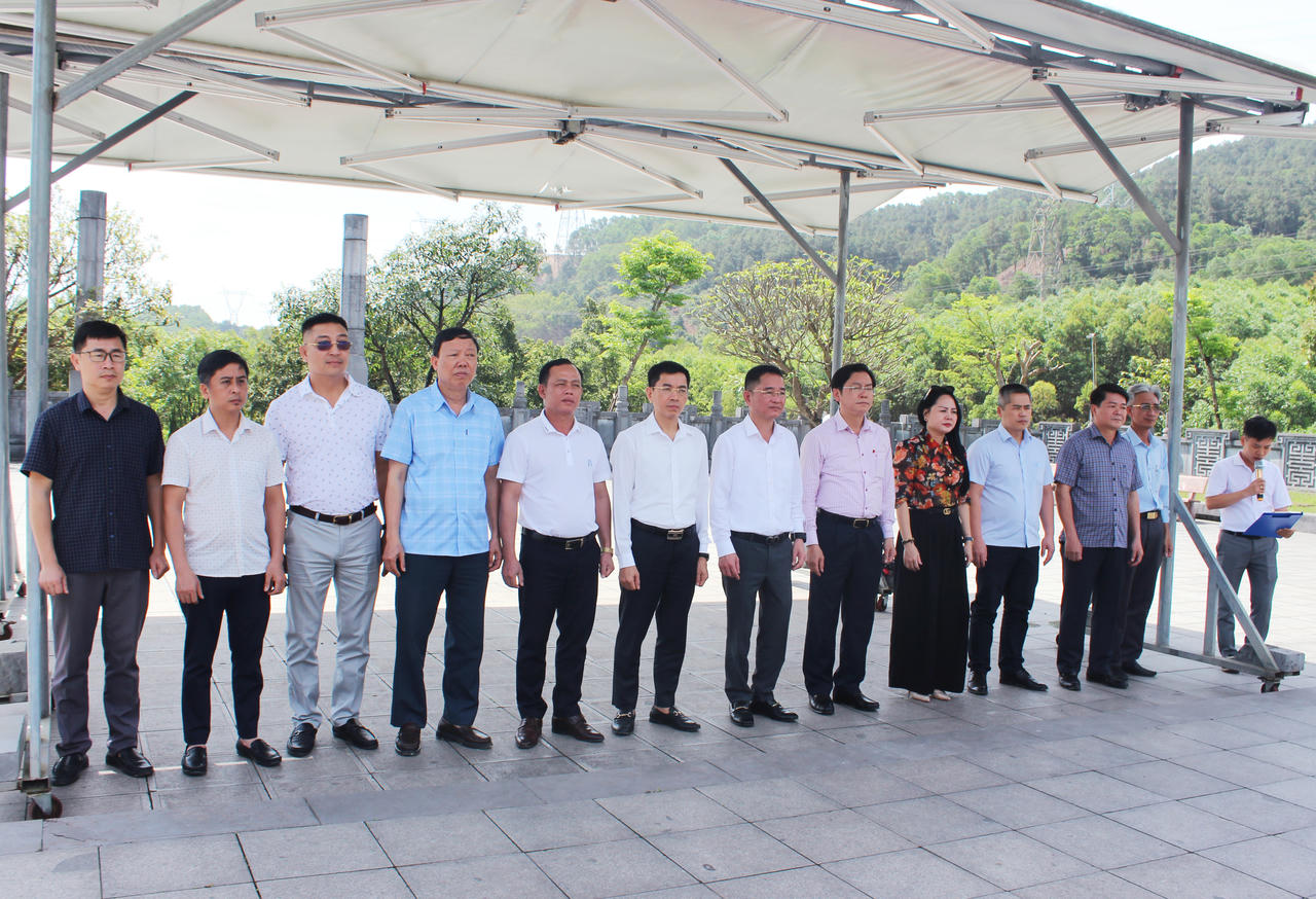 Báo Pháp luật Việt Nam dâng hương tưởng niệm 3 cố Tổng Bí thư tại Hà Tĩnh 