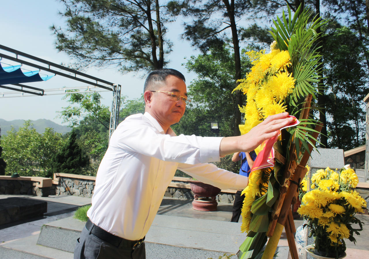 Báo Pháp luật Việt Nam dâng hương tưởng niệm 3 cố Tổng Bí thư tại Hà Tĩnh 