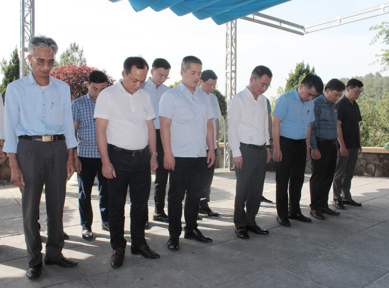 Báo Pháp luật Việt Nam dâng hương tưởng niệm 3 cố Tổng Bí thư tại Hà Tĩnh 