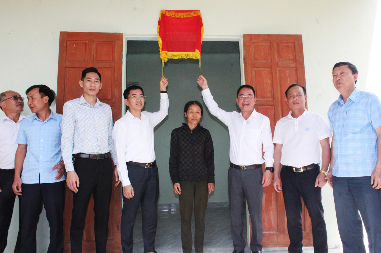 Báo Pháp Luật Việt Nam trao tặng mái ấm Tư pháp cho 3 gia đình có hoàn cảnh đặc biệt khó khăn tại Hà Tĩnh