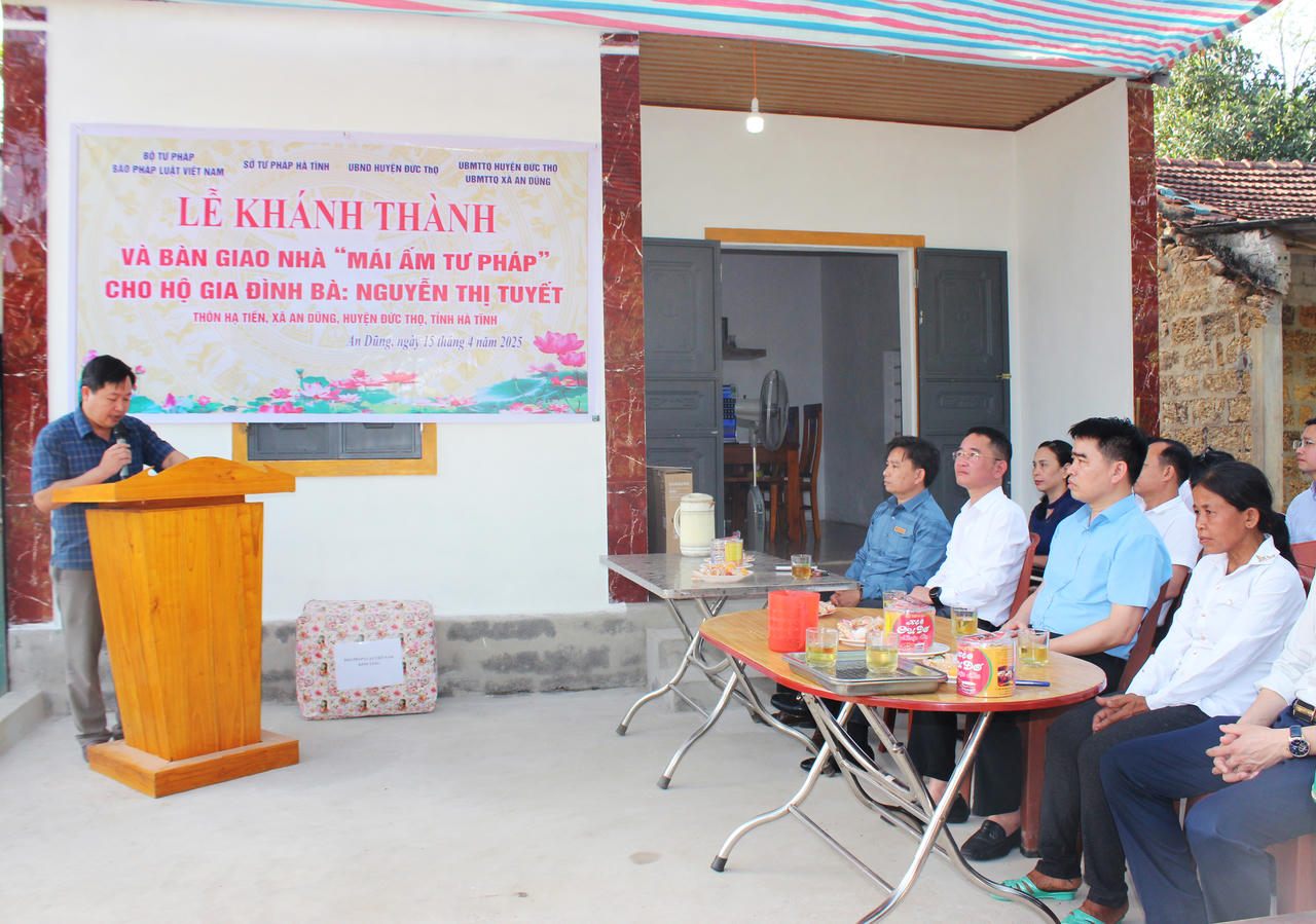 Báo Pháp Luật Việt Nam trao tặng mái ấm Tư pháp cho 3 gia đình có hoàn cảnh đặc biệt khó khăn tại Hà Tĩnh